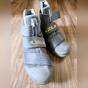 Nike Lebron Soldier 10 Grey Basketball Shoes 899621-010 Men's Size 9